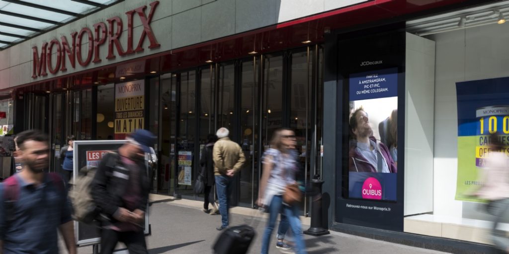 Avec JCDecaux, Monoprix digitalise sa publicité par l'instauration de panneaux digitaux dans leurs vitrines, ouverts aussi à la publicité extérieure non concurrente