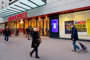 Avec JCDecaux, Monoprix digitalise sa publicité par l'instauration de panneaux digitaux dans leurs vitrines